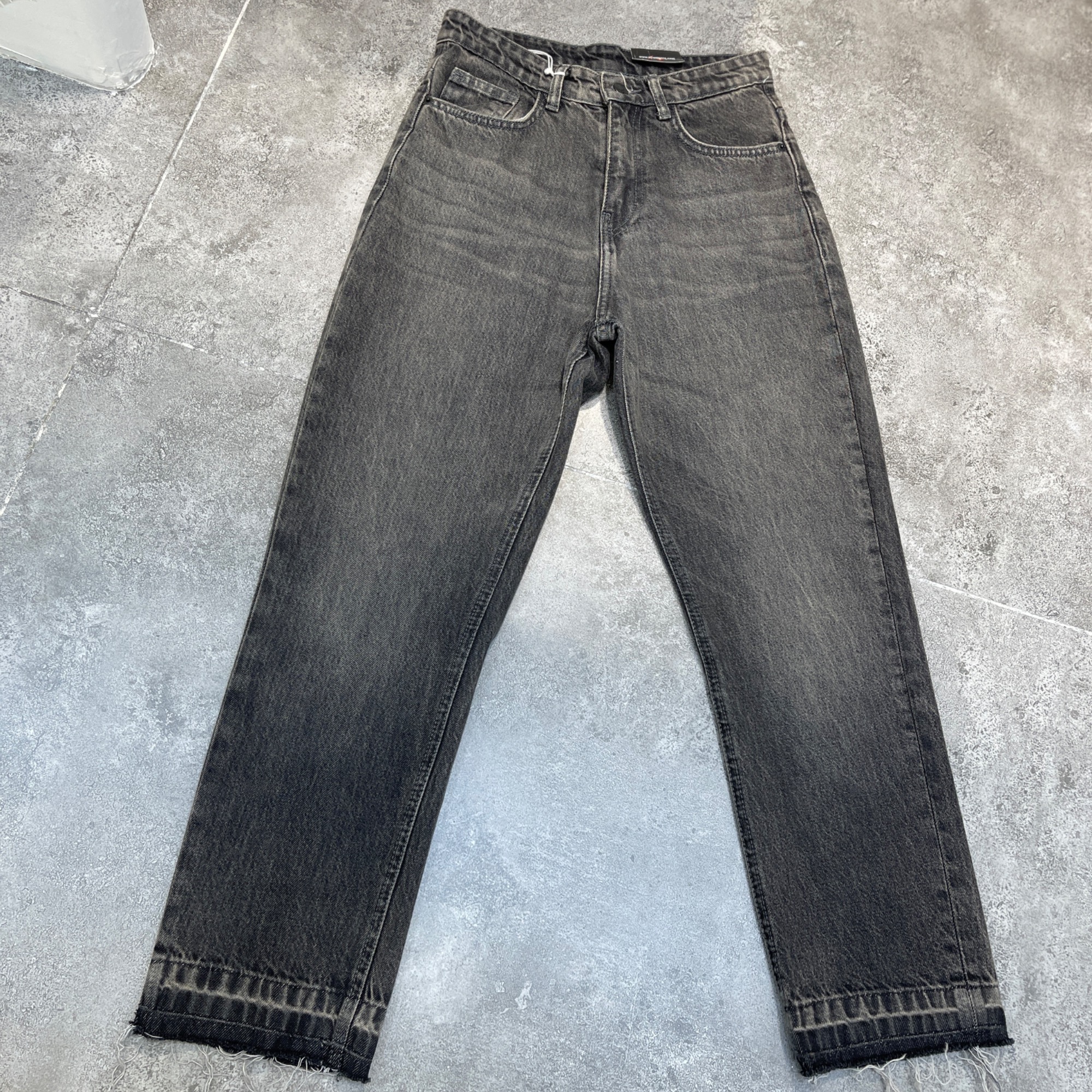 شلوار جین راسته فیت دمپا کات قد 90 زغالی تینت